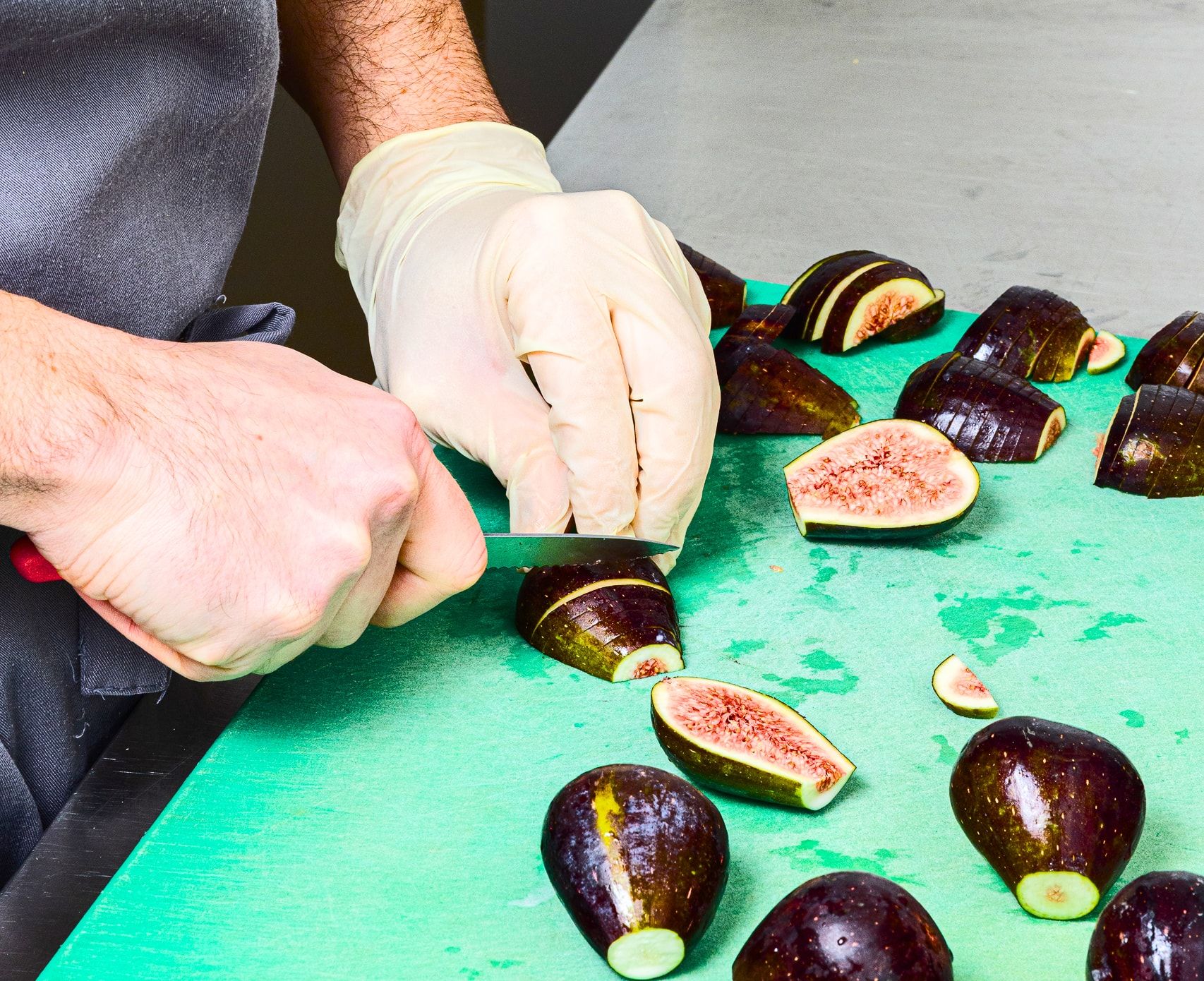 Un chef Qibi prépare les plats en laboratoire de production